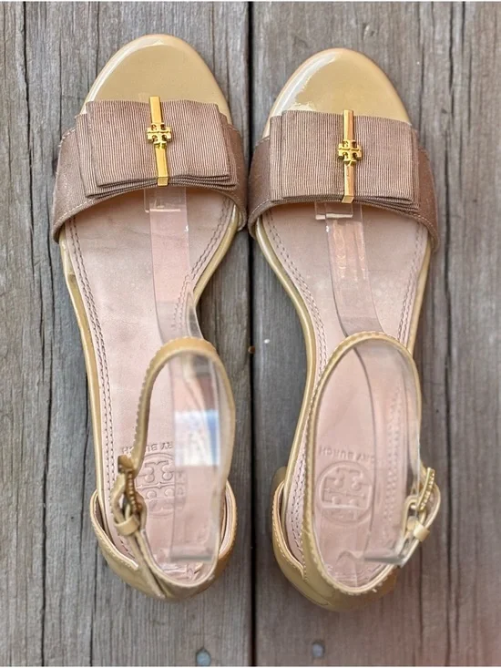 Tory Burch Beige Neutral Patent Leather Ankle Strap Bow Logo Heels Sz 7 - Picture 5 of 10